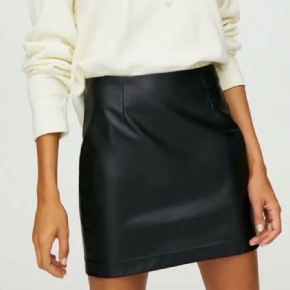 Aritzia WILFRED Free Women's 00 Black Short Faux Leather Skirt, Mini Skirt, Zip